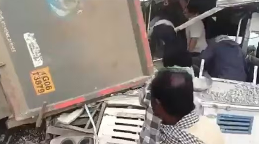 В Индии грузовик врезался в автобус: погибли не менее 20 человек