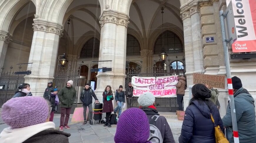 Демонстрация против сокращения мер соцподдержки населения прошла в Вене