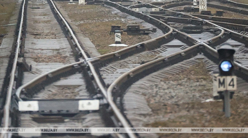 Вагоны и локомотив грузового поезда сошли с рельсов в Иркутской области