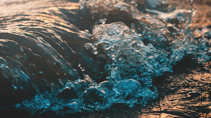 В Калифорнии с пляжа в океан унесло волной трех человек