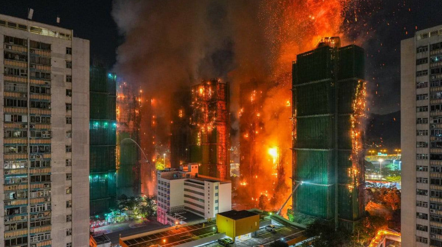 Мощное возгорание в жилом комплексе в Гонконге тушат более 760 пожарных