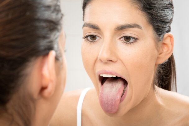 Будь внимательным к сигналам тела: о каких заболеваниях можно узнать по цвету языка