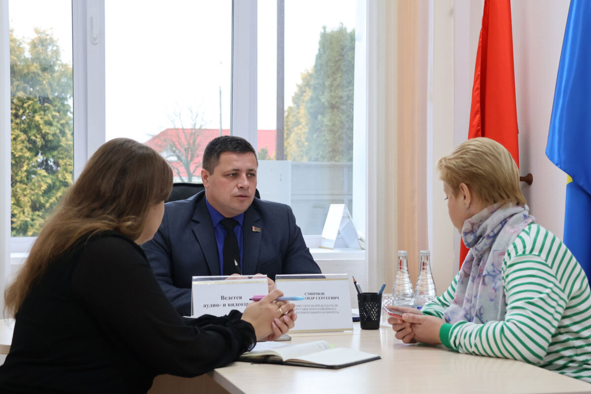 Всегда настроены помочь: личные приёмы граждан сегодня проводились в Круглянском райисполкоме