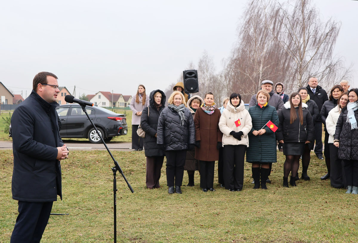 В агрогородке Старое Радча торжественно открыт памятный знак «Зямля пад белымі крыламі»