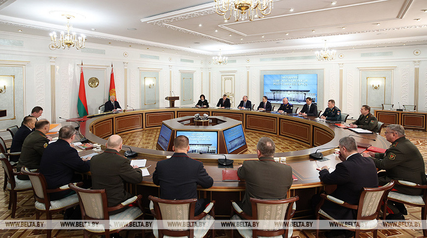 Лукашенко указал на милитаризацию западных стран и необходимость актуализировать оборонные действия 