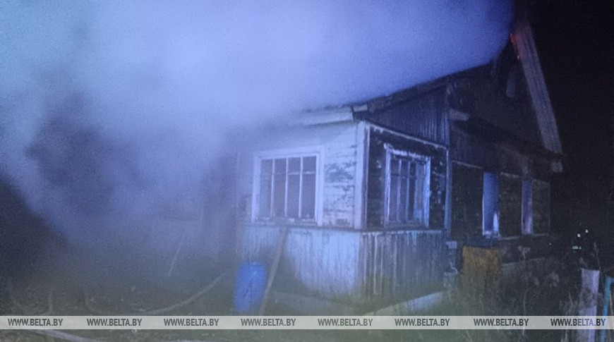 В Витебском районе при пожаре дома погибли мать и сын