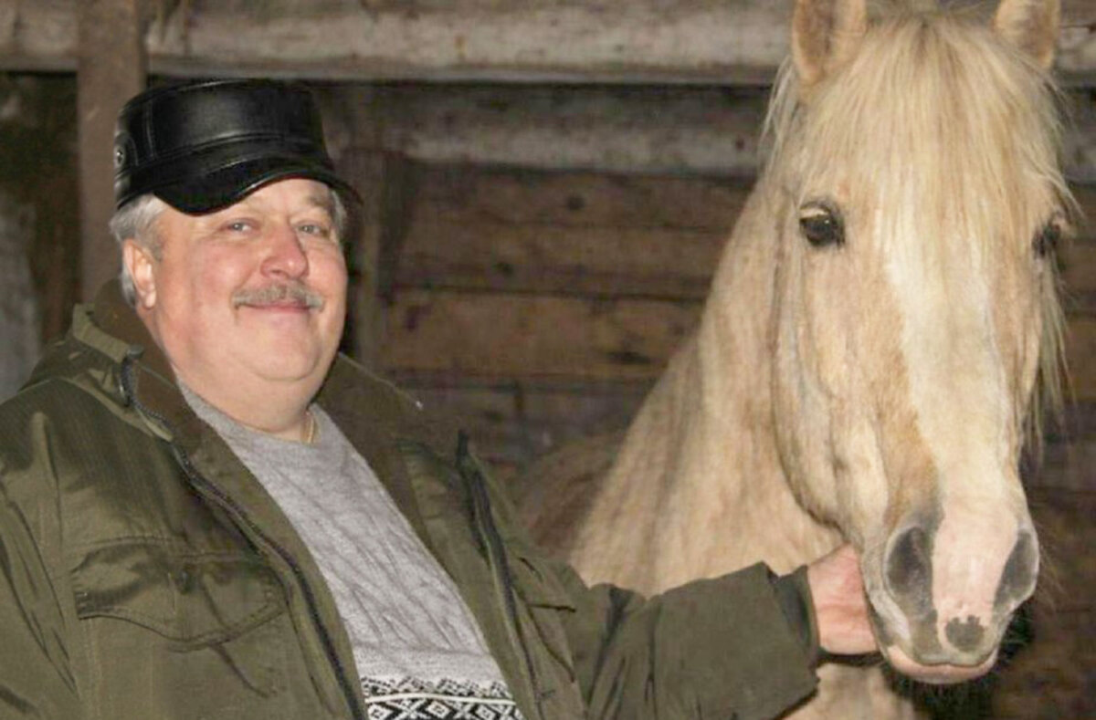 Лошадей он любит с детства