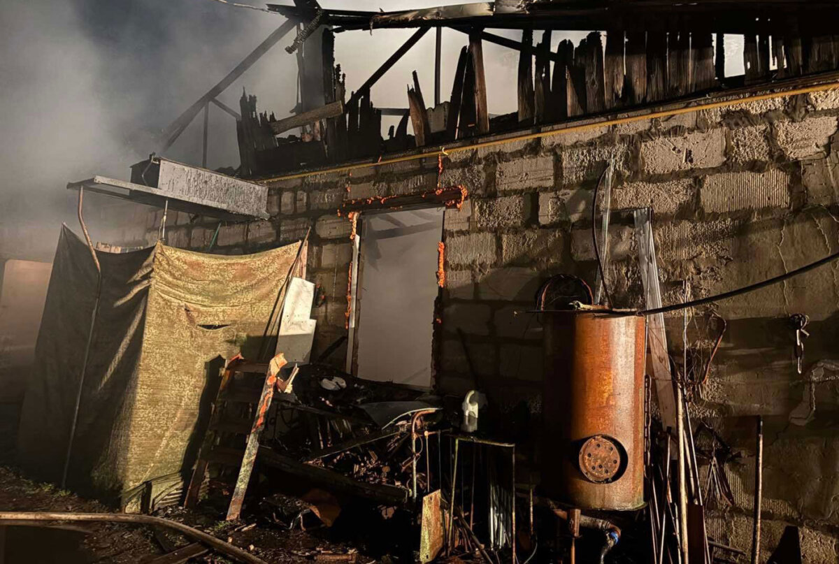 В агрогородке Старое Радча горели хозяйственная постройка и трактор