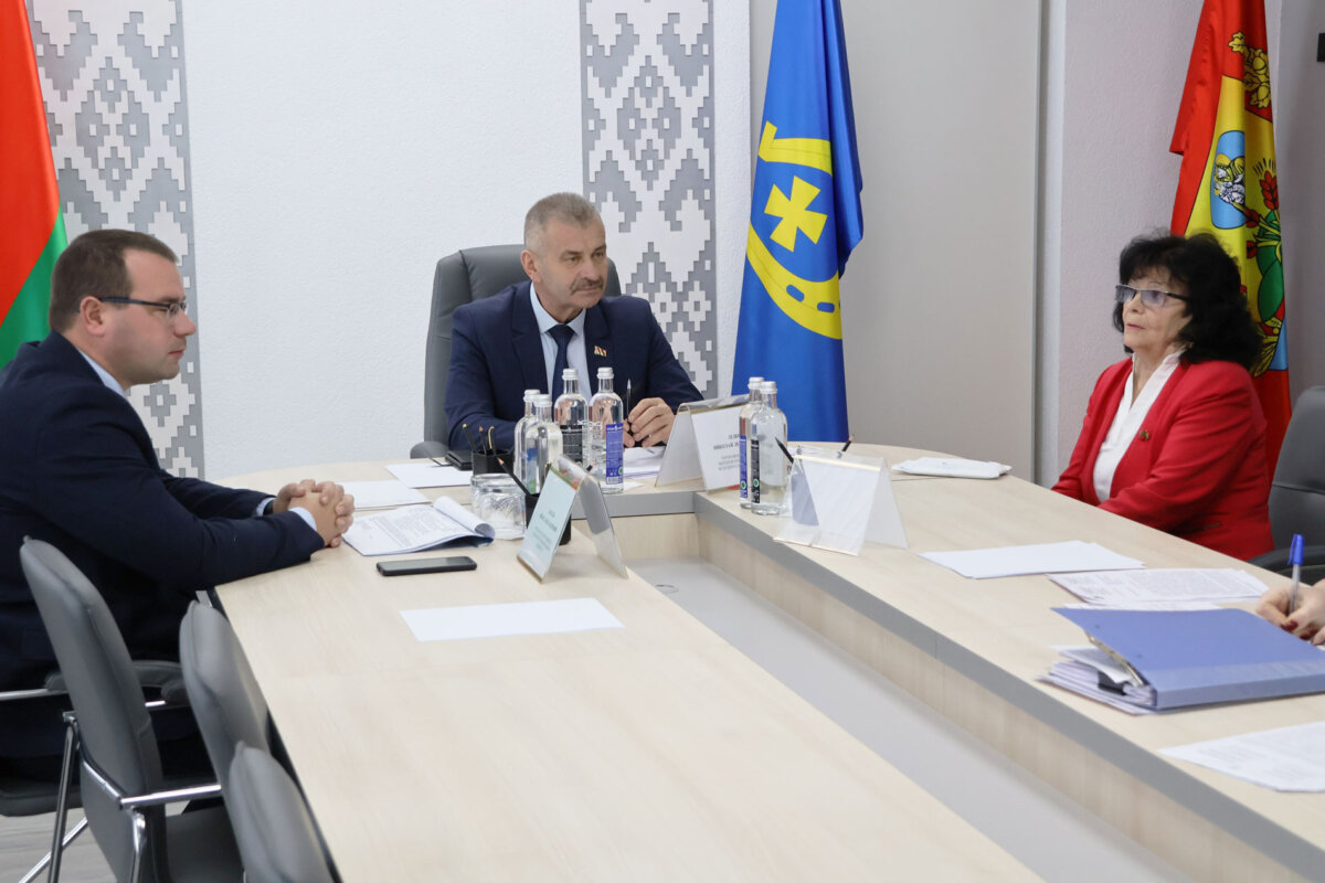 Выездной приём граждан провёл управляющий делами Могилёвского облисполкома Николай Дедков