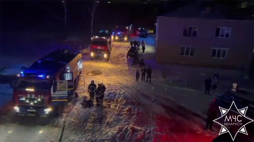 Работники МЧС спасли ребенка при пожаре в общежитии в Пуховичском районе