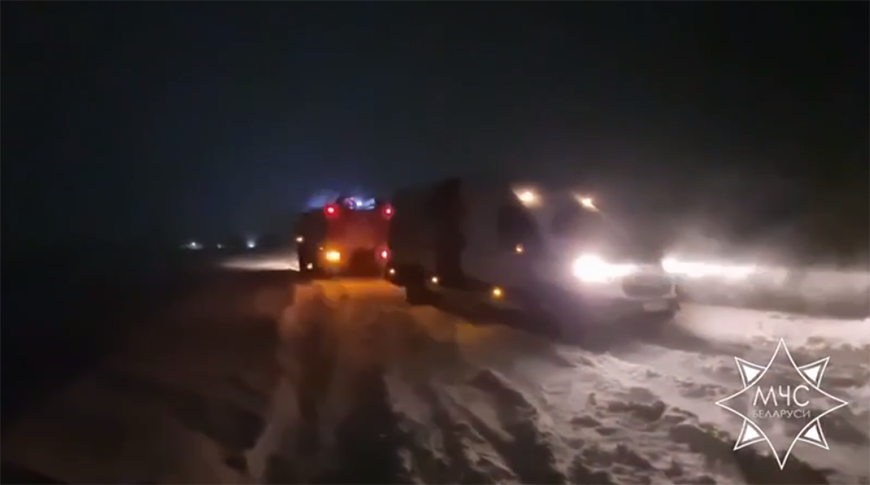 Подразделения МЧС продолжают реагировать на последствия непогоды и оказывать помощь гражданам 