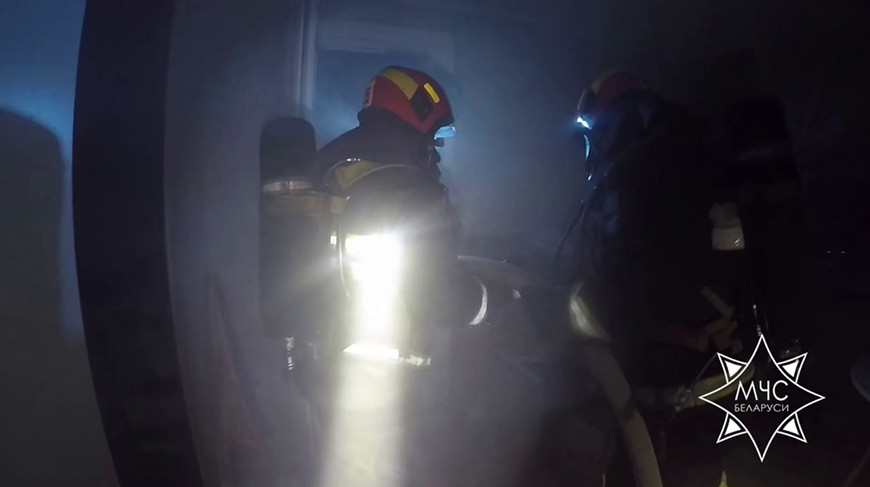 Два человека спаслись при ночном пожаре в Барановичах благодаря АПИ