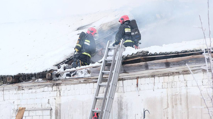 В Бобруйском районе спасатели потушили возгорание 600 кв.м кровли здания 