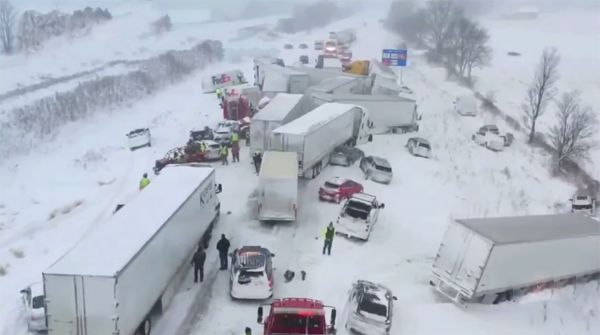 Более 100 автомобилей попали в ДТП в американском штате Мичиган из-за гололеда