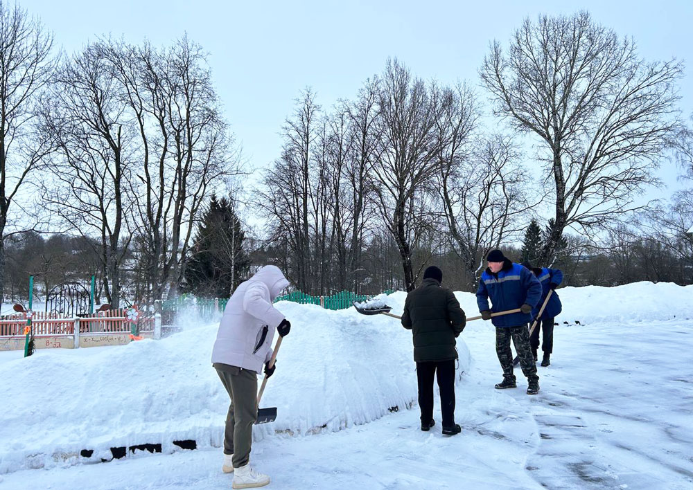Как жители Круглянщины ведут борьбу со снегом