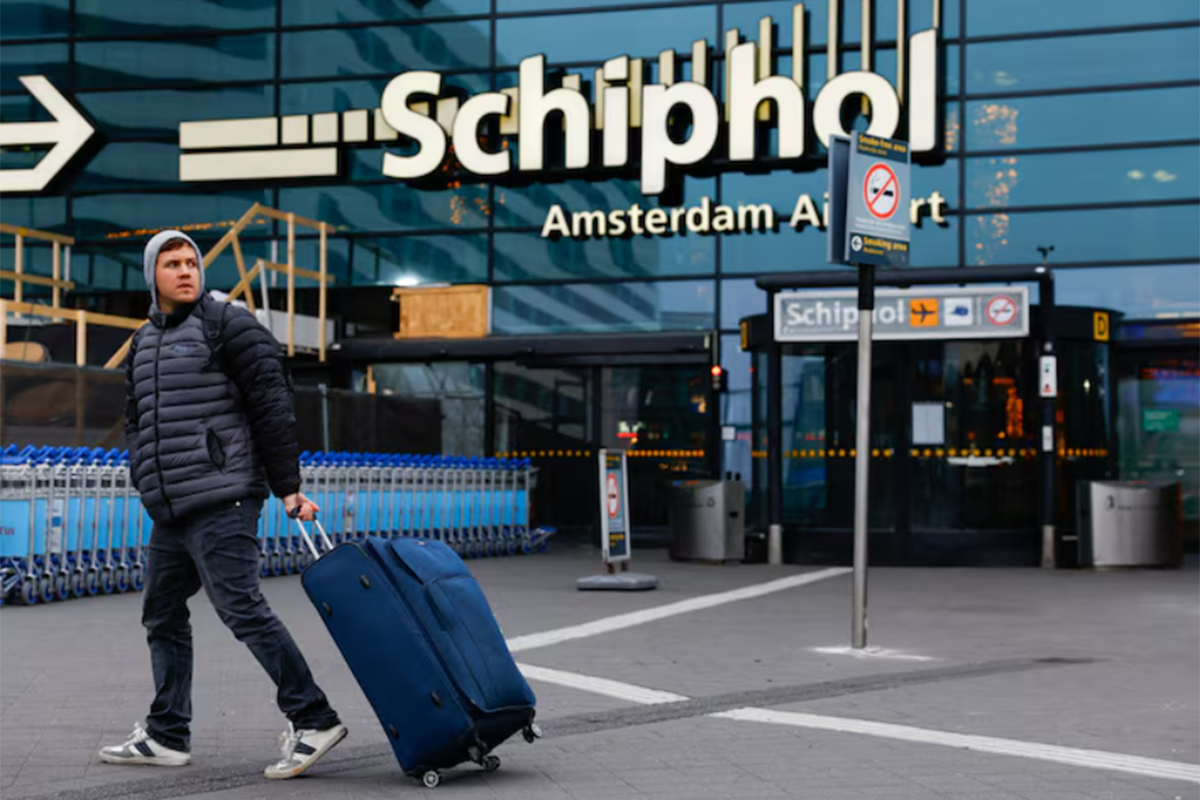 В Амстердаме отменили около 450 рейсов из-за снегопада