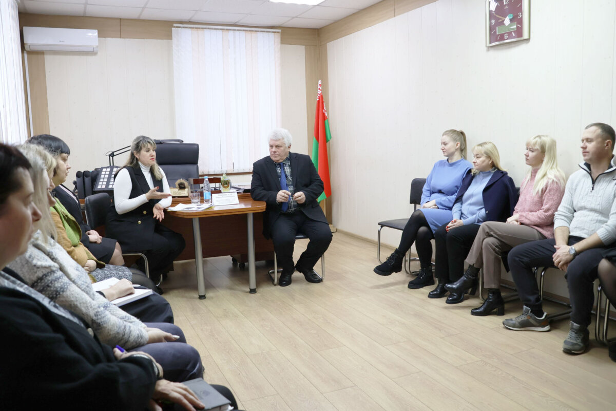 С трудовым коллективом ОАО «Круглянский агропромтехснаб» встретилась Мария  Шапневская