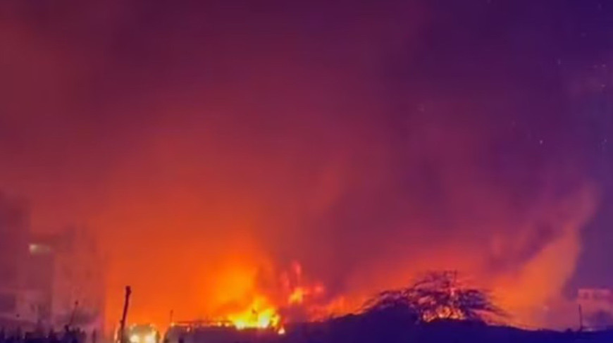 Крупный пожар вспыхнул на рыбном рынке в Дели