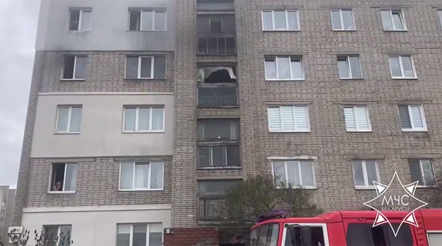 Работники МЧС спасли мужчину при пожаре в Борисове 