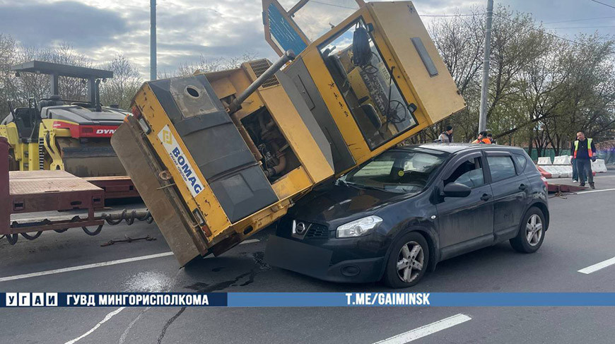 В Минске каток упал с тягача на легковушку