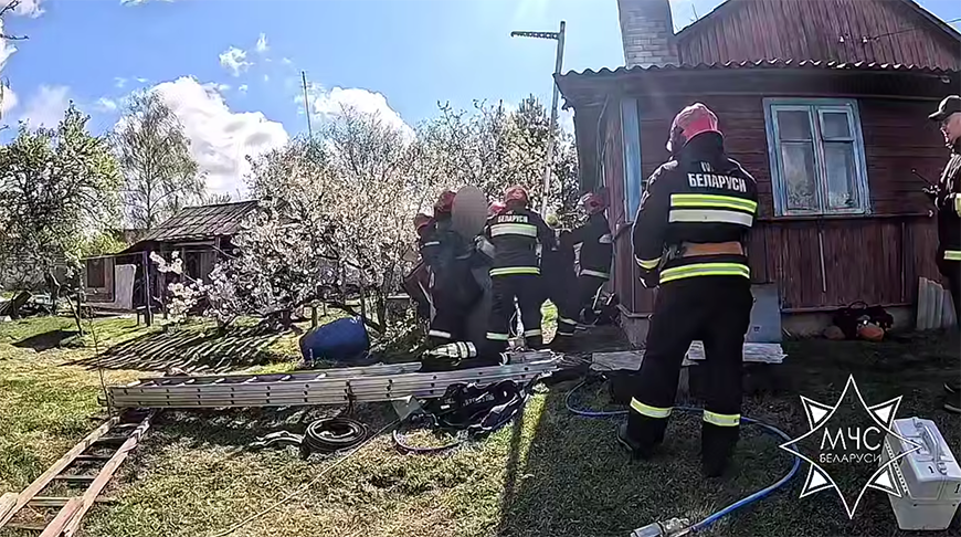 Спасатели помогли мужчине выбраться из колодца в Бресте 