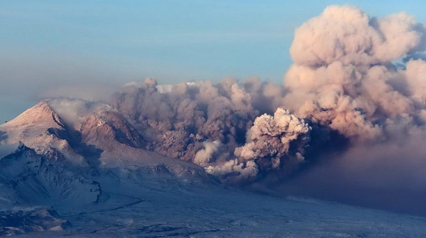 Вулкан Шивелуч выбросил пепел на высоту 10 километров