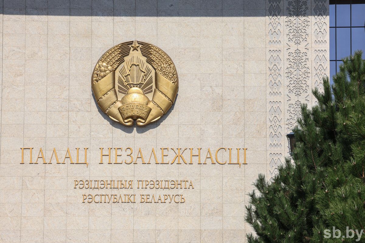 Лукашенко поздравил сотрудников и гражданский персонал ГКСЭ с Днем судебного эксперта