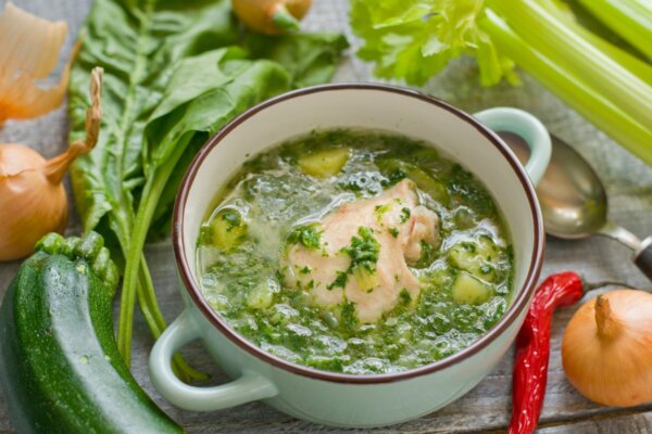 Полезный обед за 20 минут: рецепт куриного супа со шпинатом