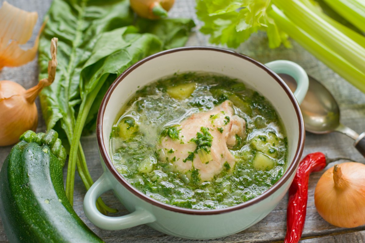 Полезный обед за 20 минут: рецепт куриного супа со шпинатом