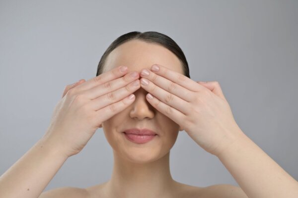 Косметолог объяснил, почему люди неправильно борются с кругами под глазами