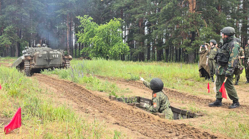 Пожить в палатках, пройти начальную подготовку. Об учебно-полевых сборах для школьников рассказали в Минобороны