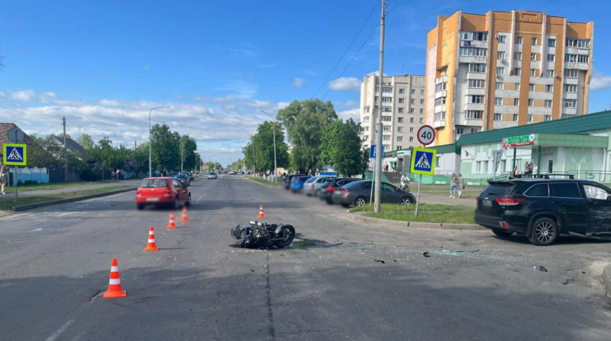В Калинковичах после столкновения с легковушкой погиб мотоциклист
