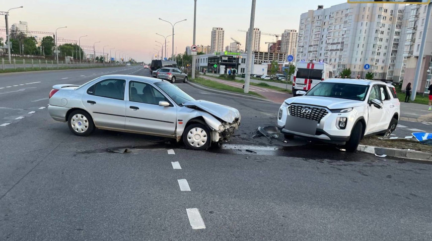 В Минске пьяный водитель авто вылетел на перекресток на красный и врезался в легковушку