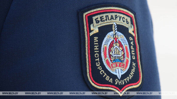 Минчанка заперлась на балконе, набрала 102 и сбросила: милиция ее нашла и помогла