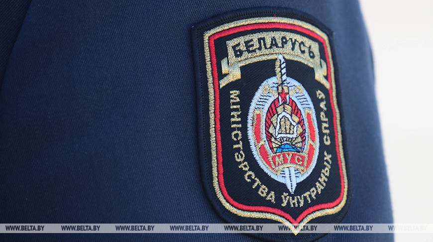 Минчанка заперлась на балконе, набрала 102 и сбросила: милиция ее нашла и помогла