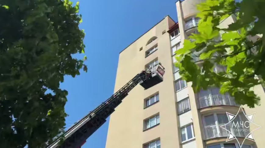 В Жодино двухлетний ребенок оказался заперт в квартире: на помощь пришли спасатели