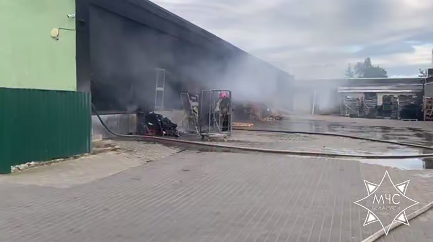 В Лиде произошел пожар на складе в гастрономе