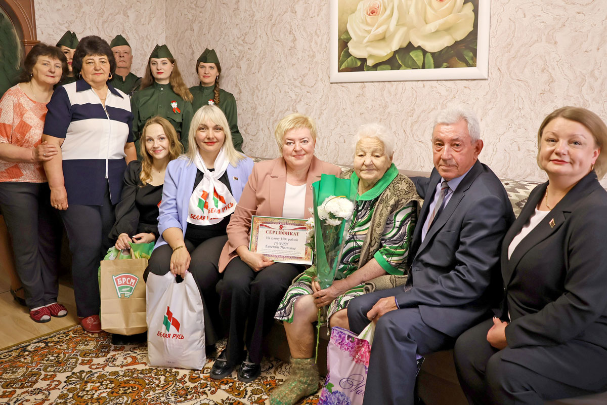 Цветы, подарки и песни фронтовых лет: как в районе поздравляют ветеранов
