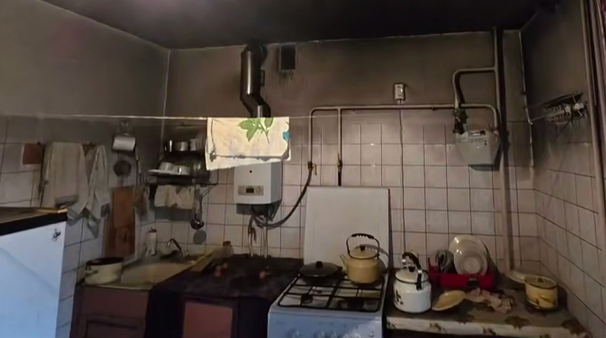 Работники МЧС спасли мужчину из горящей квартиры в городе Высокое