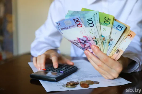 Белстат: средняя зарплата в Беларуси в мае составила 3003,5 рубля