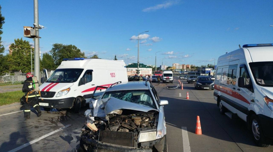 В Могилеве автомобиль врезался в остановившуюся машину, пострадала водитель 
