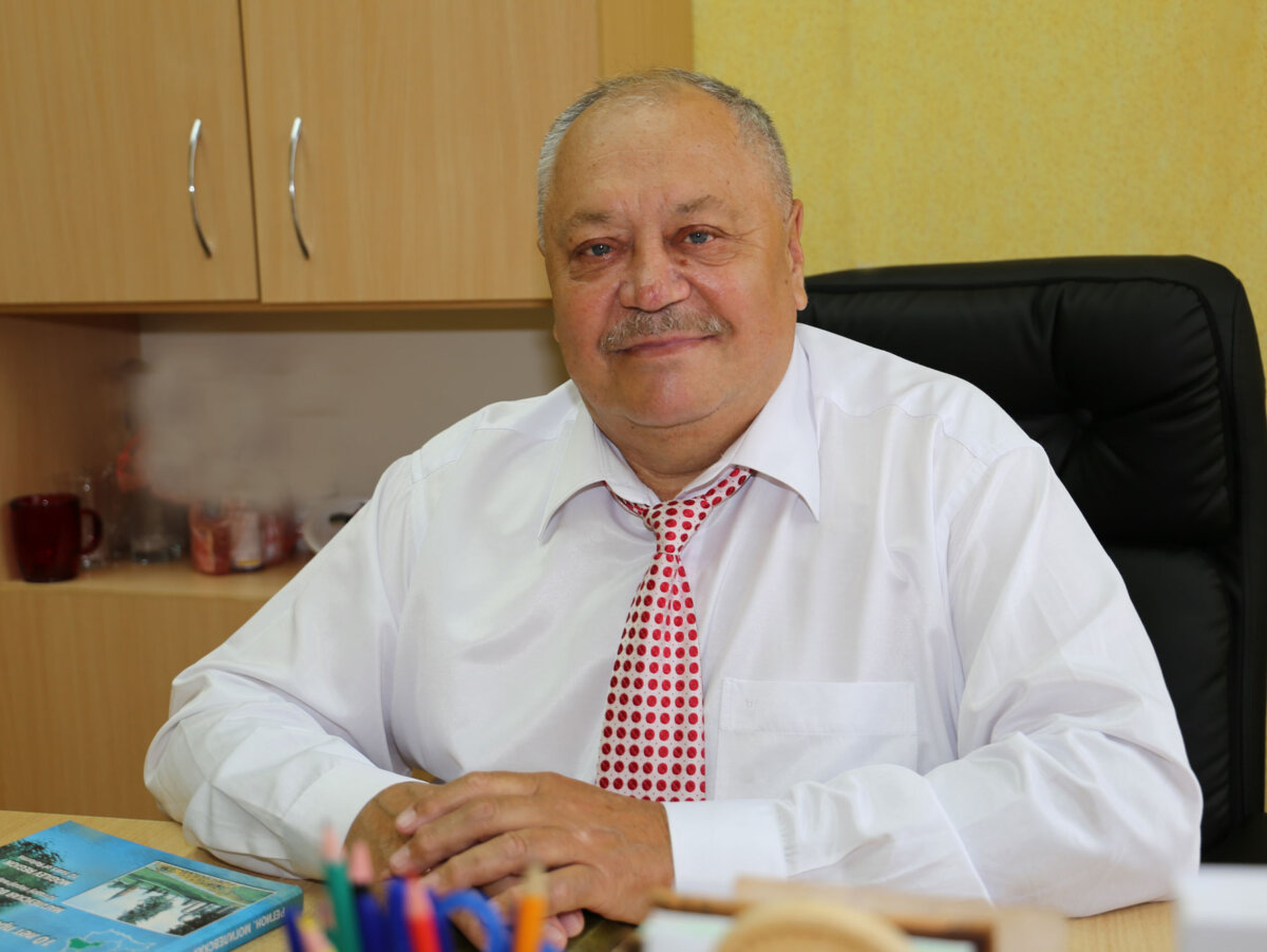 Признание мудрости и труда: директор Тетеринской школы Владимир Алехнович удостоен премии «Человек года»