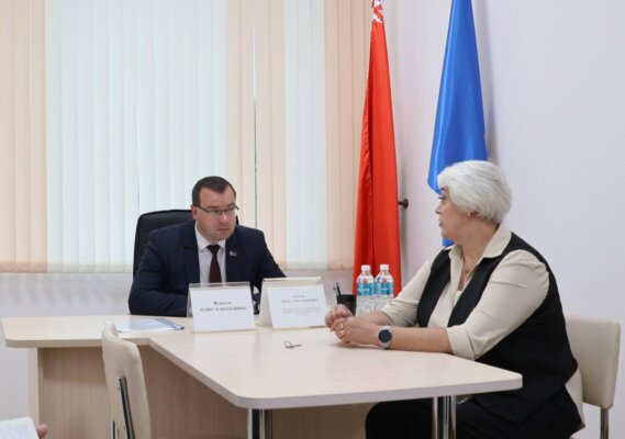 От обращения – к решению: очередной личный приём граждан сегодня проводил председатель Круглянского райисполкома Иван Багель