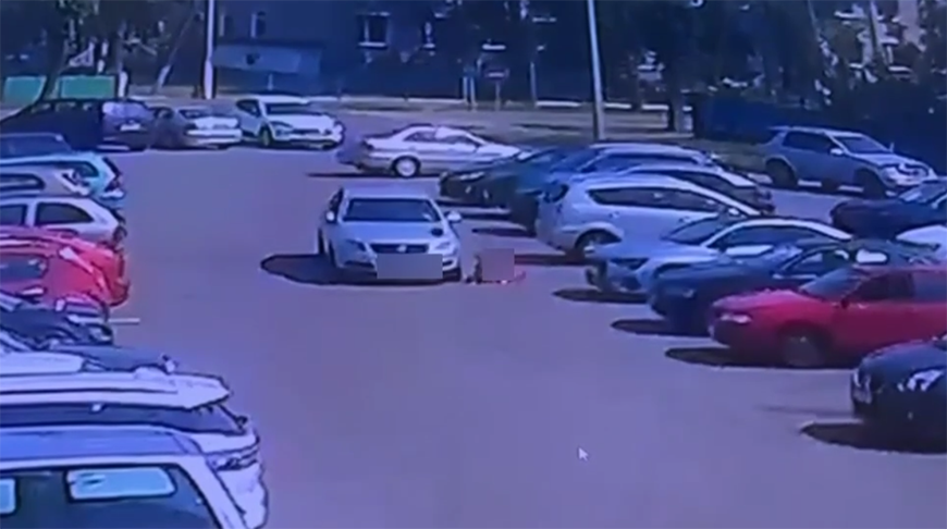 Автомобиль сбил ребенка на парковке в Ивацевичах