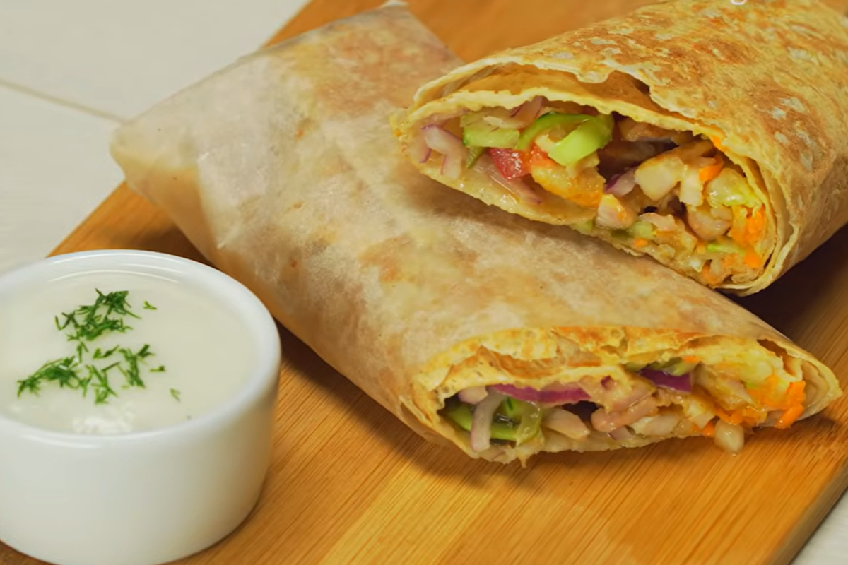 По-домашнему: рецепт сочной шаурмы с курицей и фирменным чесночным соусом