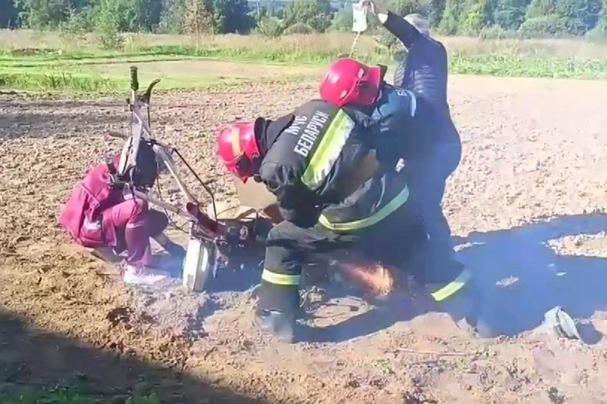 В Лиозненском районе ноги мужчины зажало в мотоблоке — на помощь пришли спасатели