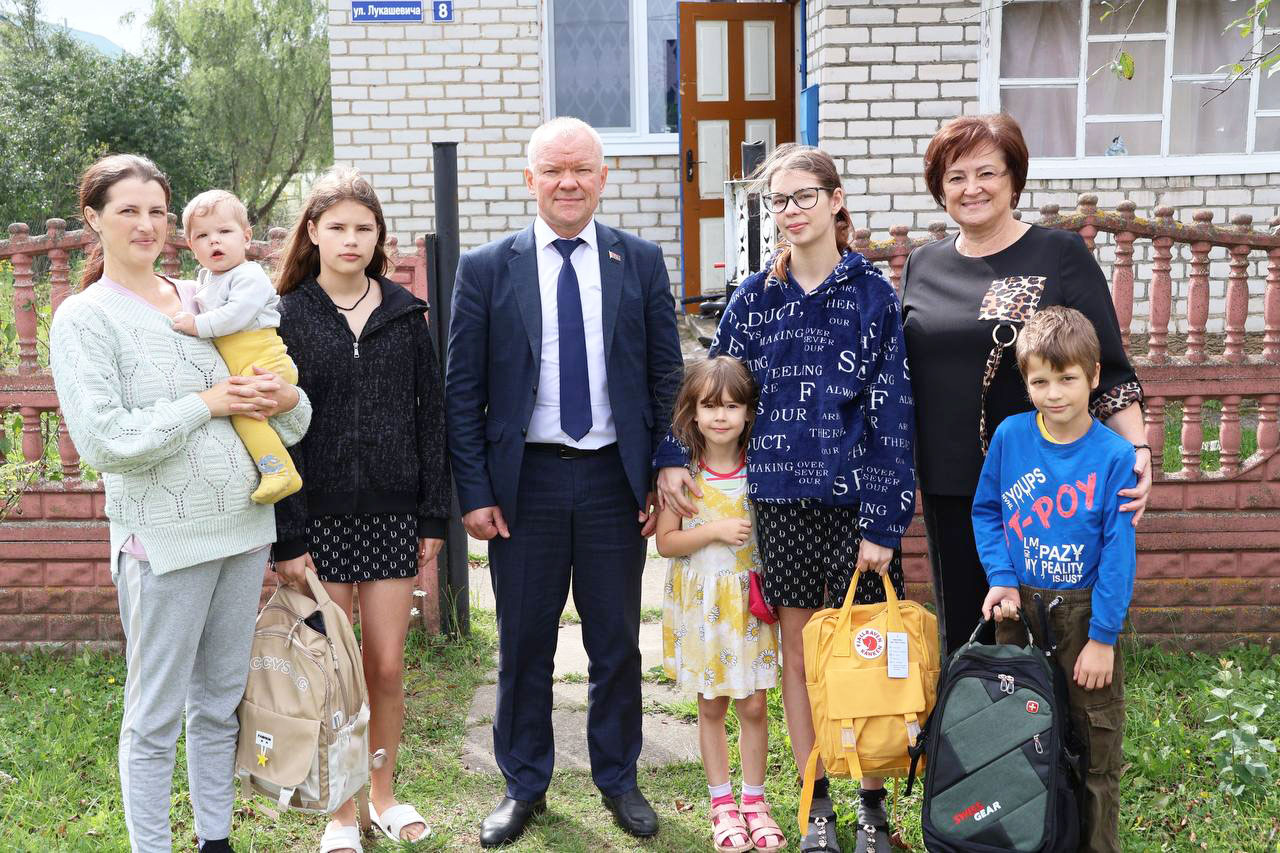 Председатель районного Совета депутатов Мирослав Арсоба в рамках акции «В школу с добрым сердцем» навестил четыре семьи в Круглом