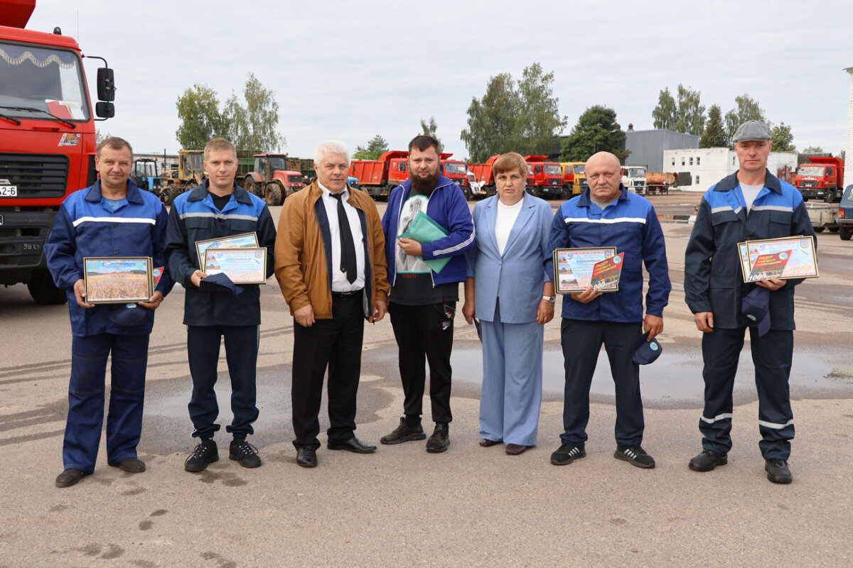Главные герои жатвы ОАО «Круглянский агропромтехснаб» принимали заслуженные награды