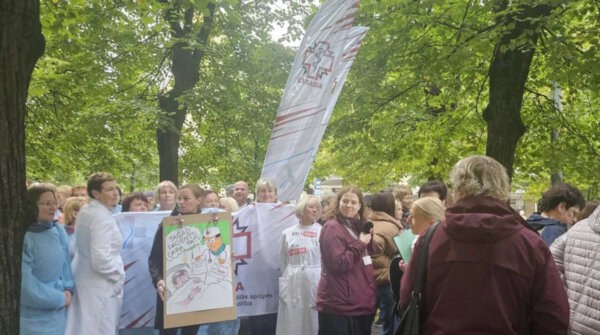 Крупная акция протеста медиков прошла в Риге у здания правительства 