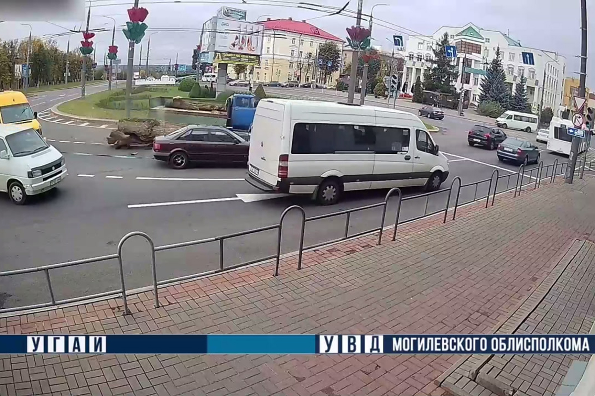 В Могилеве из грузовика во время движения на дорогу упало массивное бревно
